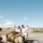 射殺したライオンと記念撮影…背後には仲間のライオンが！ 画像